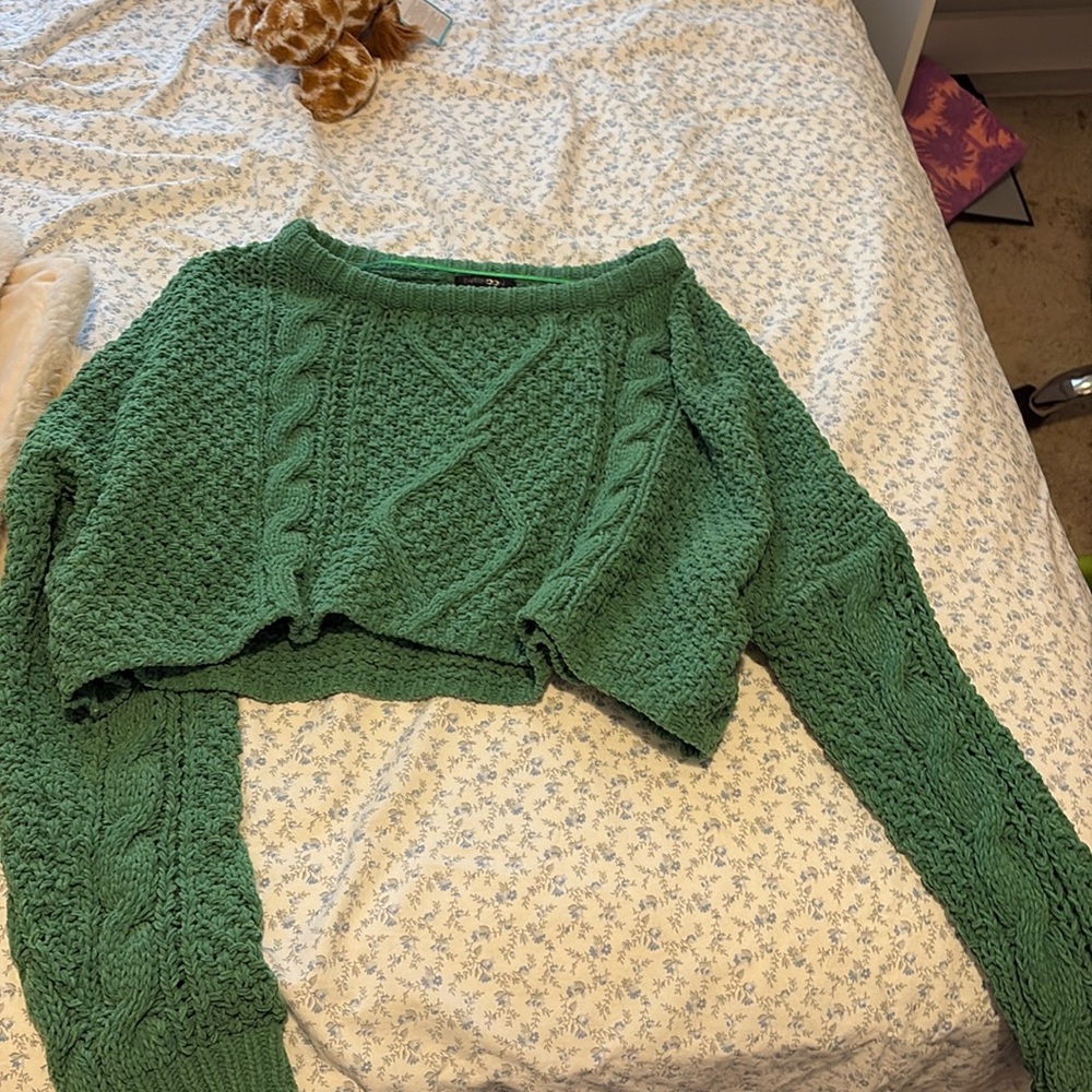 Cropped green sweater perfect for st pattys
